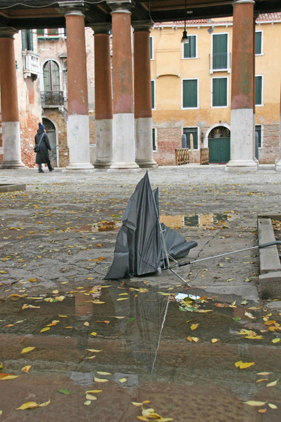 ヴェネツィアの街で壊れた傘 - 写真・画像