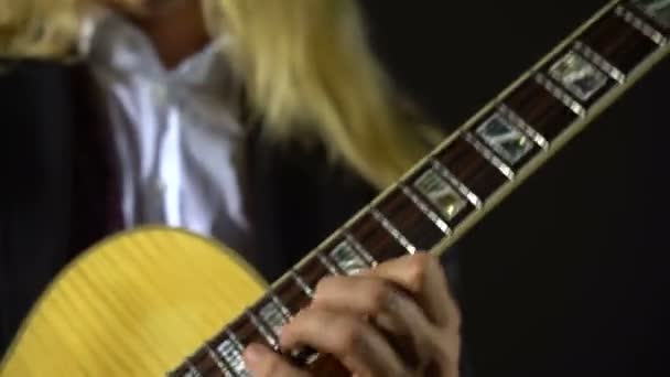 der Musiker spielt Gitarre - Filmmaterial, Video