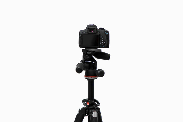 Fotoaparát s objektivem na stativu. Studio záběr na bílém izolovat pozadí - Fotografie, Obrázek