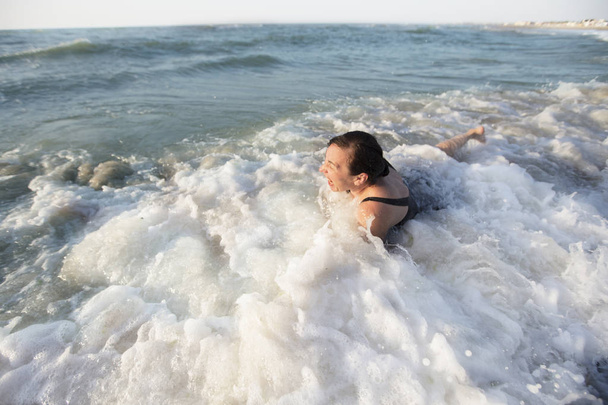 海での高齢者の女性。ビーチでの休暇中の男.海でのシニア女性入浴の肖像画 - 写真・画像
