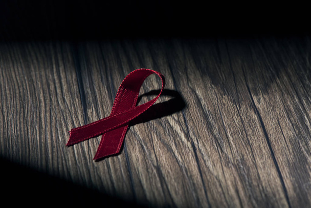 ruban rouge pour la lutte contre le sida
 - Photo, image