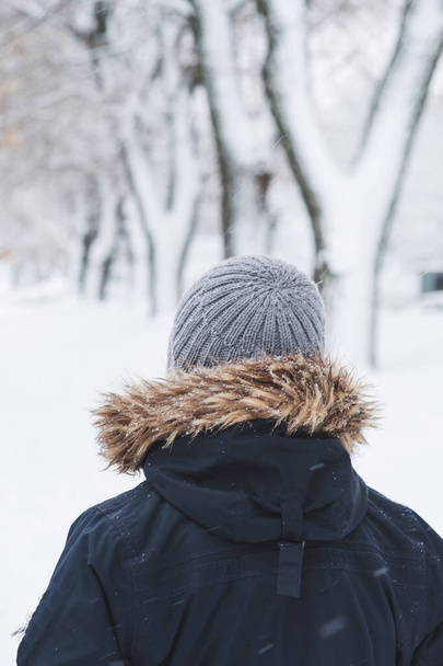 a téli táj fiatalember portréja - Fotó, kép