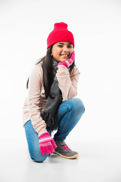 Indiano carino bambina in inverno indossare, contro sfondo bianco - Foto, immagini