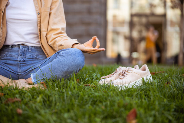 Nainen ottaa kenkänsä pois rentoutumisen aikana
 - Valokuva, kuva