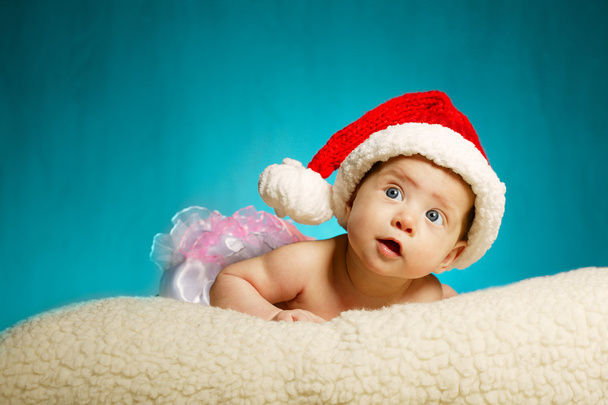 little cute baby with santa hat looking up - Foto, Imagem
