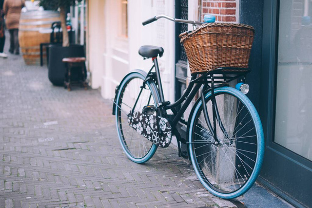 Beautiful shot of a female bicycle parked on the side of the building - Foto, Bild