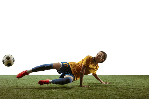 Ženský fotbalový hráč kopající míč na stadion - Fotografie, Obrázek