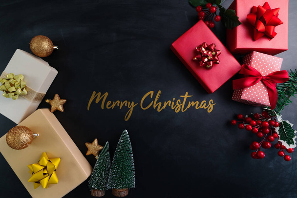メリークリスマス、クリスマスプレゼントと黒の背景に装飾 - 写真・画像