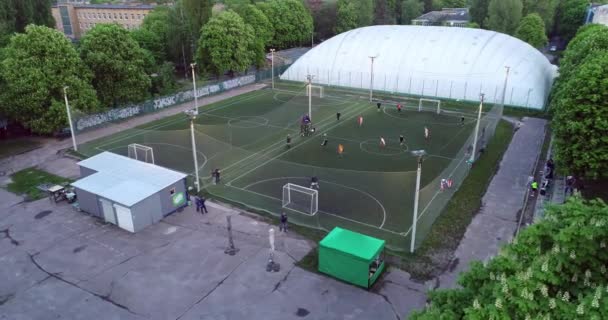 Ilmakuva jalkapallokenttä yöllä amatööri jalkapalloilijat pelaa peliä kaupungissa. - Materiaali, video