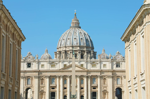Basílica de San Pedro desde Via della Conciliazione Avenue, Roma
. - Foto, Imagen