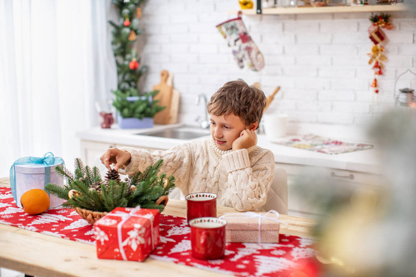 baby in the kitchen waiting for Christmas - Фото, зображення