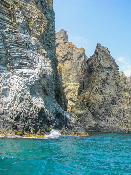 Costa da Crimeia, pitorescas rochas congeladas, figuras misteriosas e
  - Foto, Imagem