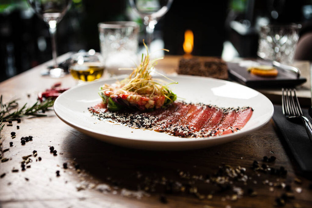 Sashimi di tonno servito su un piatto in ristorante
 - Foto, immagini