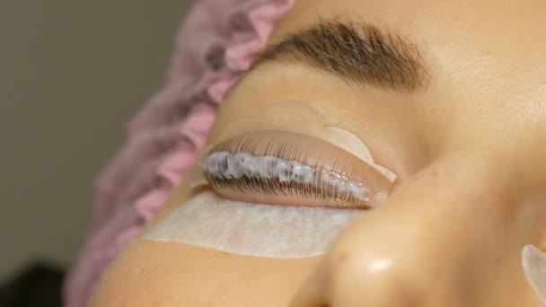 spezielle Wellness-Botox-Mischung und molekulare Wiederherstellung auf den Wimpern Nahsicht. Professionelles Verfahren für Laminierung und Botox-Wimpern - Filmmaterial, Video