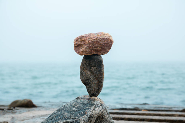 баланс гірських порід на морській набережній, баланс гравітації каменів
 - Фото, зображення