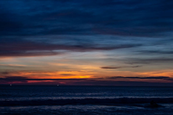 Okyanusun üzerindeki Karon Sahilinde Mavi Gölgeli Gün Batımı - Fotoğraf, Görsel