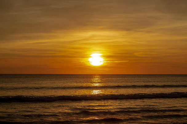 Coucher de soleil profond et riche ORange à Karon Beach
 - Photo, image