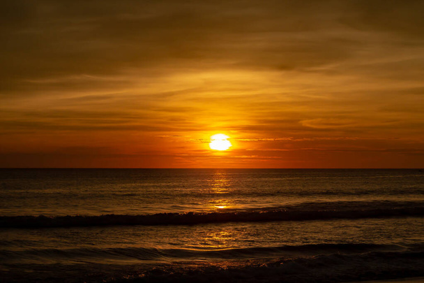 Hluboký a bohatý oranžový západ slunce na pláži Karon - Fotografie, Obrázek