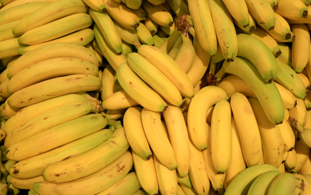 Pile de bananes fraîches mûres vendues sur le marché
 - Photo, image