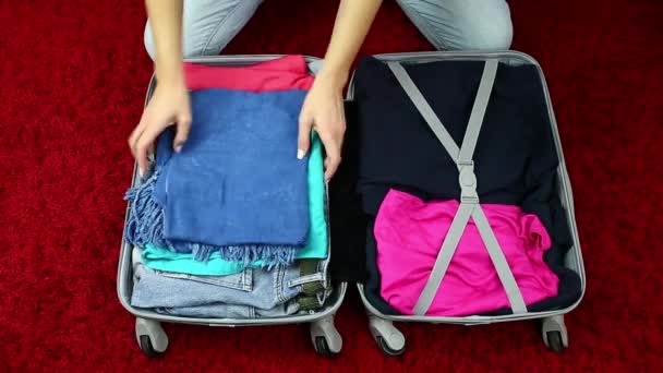 material de primer plano del equipaje de embalaje de la mujer para el viaje
 - Metraje, vídeo