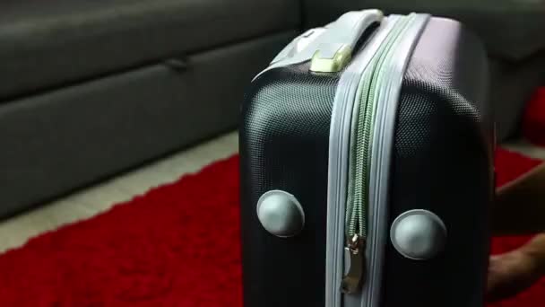 Közelkép egy bőrönd cipzárról, amit női kézzel nyitnak és csuknak be. - Felvétel, videó