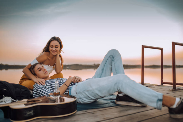 Nuori pari, jolla on romanttinen päivämäärä joen rannalla
 - Valokuva, kuva