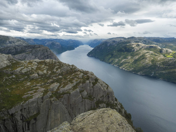 Vista no fiorde Lysefjord, a partir de Preikestolen enorme penhasco famoso ponto de vista Noruega Moody céu, dia de outono. Natureza e viagens fundo, férias e caminhadas férias conceito
. - Foto, Imagem