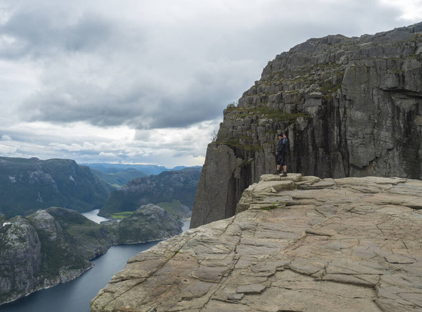 Näkymä vuono Lysefjord, Preikestolen massiivinen kallio kuuluisa Norja näkökulmasta Moody taivas, syyspäivä. Luonto ja matka tausta, loma ja vaellus loma käsite
. - Valokuva, kuva