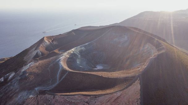 Foto aerea vista dal drone volante di Incredibile grande cratere Vulcano con fumarole sull'isola all'alba. Di Vulcano, a Lipari, Isole Eolie. Vista panoramica del cratere Italia, Sicilia
 - Foto, immagini