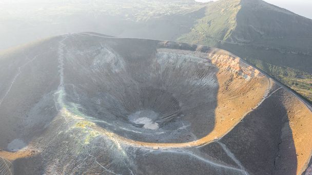 Foto de vista aérea del dron volador del increíble cráter Vulcano con fumarolas en la isla al amanecer. De Vulcano, en Lipari, Islas Eolie. Vista panorámica del cráter tomada Italia, Sicilia
 - Foto, Imagen
