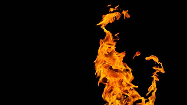 Vuur vlammen op zwarte achtergrond. brand op zwarte achtergrond isolat - Foto, afbeelding