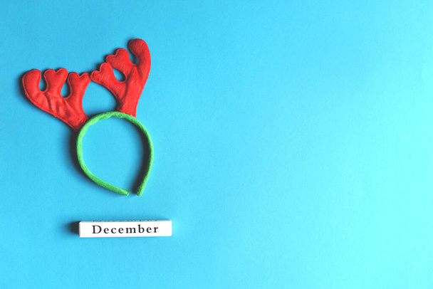 Composición minimalista navideña sobre fondo azul
. - Foto, imagen