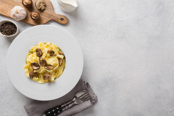 Spaghetti reginelle pasta with mushrooms on grey. Tasty healthy dinner. - Zdjęcie, obraz