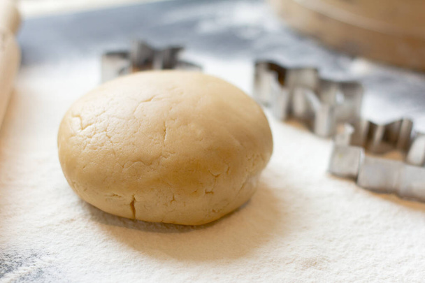 Koyu arkaplanda kurabiye ve kurabiye keskisi için taze ekmek hamuru. - Fotoğraf, Görsel