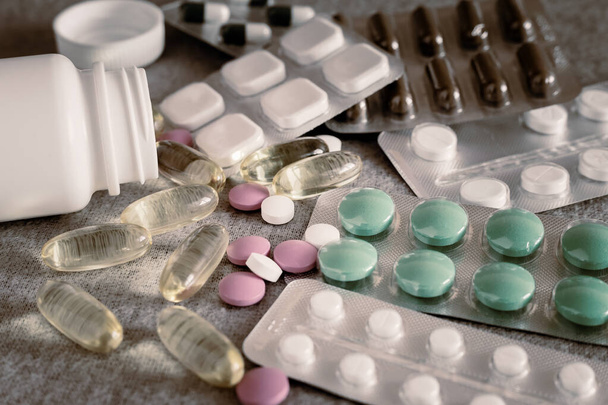 薬と薬:投与量の形態の異なる種類. - 写真・画像