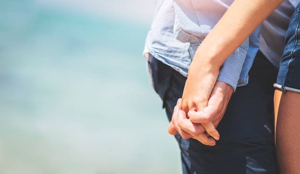 Pár v lásce drží ruce nad mořem, pláž pozadí.  - Fotografie, Obrázek