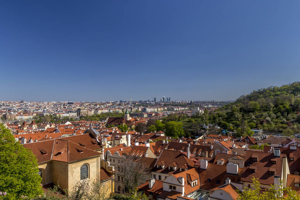 Panorama miasta Praga z czerwonymi dachami. - Zdjęcie, obraz