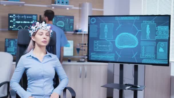 Female patient with in a neuroscience clinic with brains sensors - Materiał filmowy, wideo