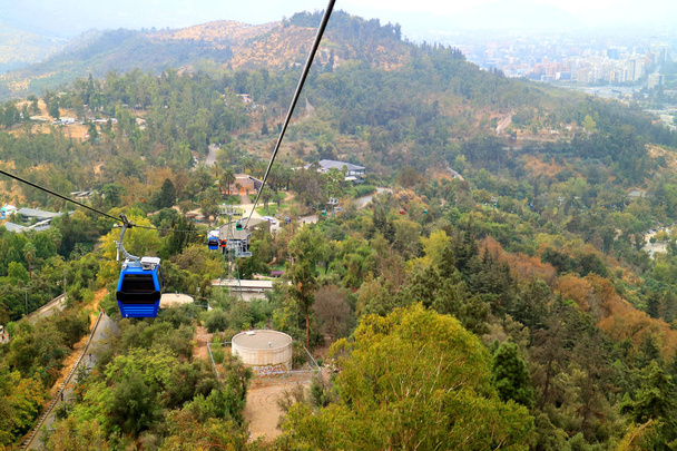 Cable Cars of Cerro San Cristobal Hill között őszi lombozat, Santiago, Chile - Fotó, kép