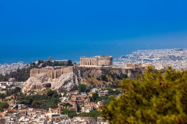 Афінське місто з гори Лікабетт видне крейдяний вапняковий пагорб. - Фото, зображення