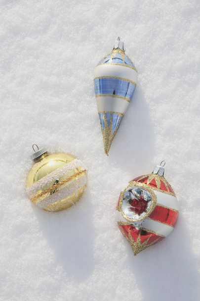 Kerst ornamenten in sneeuw - Foto, afbeelding