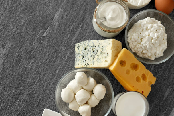 牛乳、ヨーグルト、卵、カッテージチーズ、バター - 写真・画像