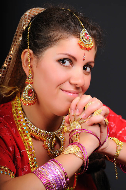 Portrait of woman in indian costume - Foto, immagini