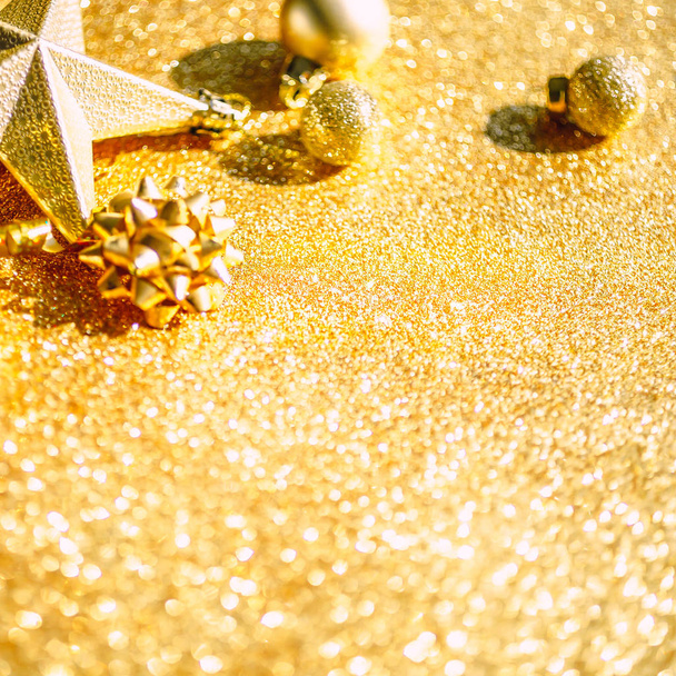 Świąteczna kompozycja ze złotą dekoracją - Zdjęcie, obraz