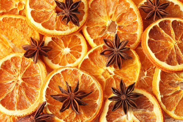 Fette di arancia colorate essiccate con anice
  - Foto, immagini