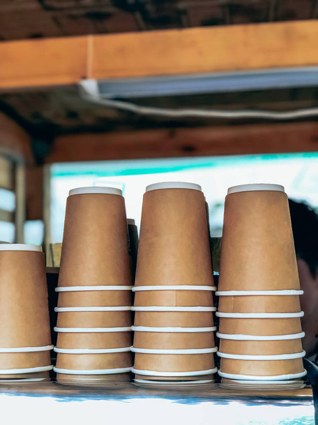 Tazas de café desechables en la cafetería del mercado callejero
 - Foto, Imagen