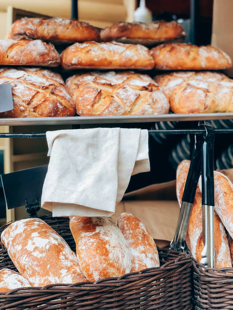 健康的な素朴なパンの品揃えのパン屋 - 写真・画像