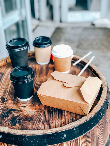 Koffiekopjes en straatvoedsel ambachtelijke papieren container - Foto, afbeelding