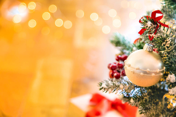 Karácsonyfa háttér üdvözlő kártya gyönyörű dekoráció. Szelektív fókusz. - Fotó, kép