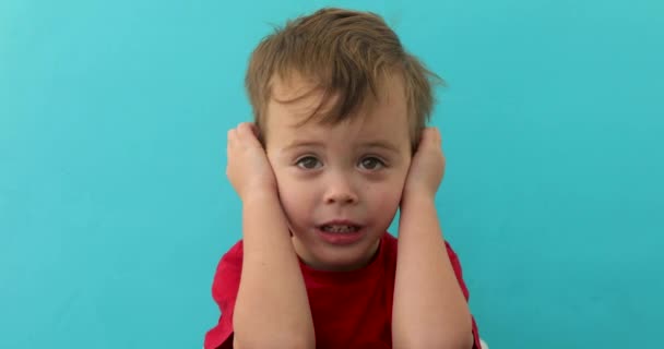 Zaniepokojone dziecko zamykające uszy - Materiał filmowy, wideo